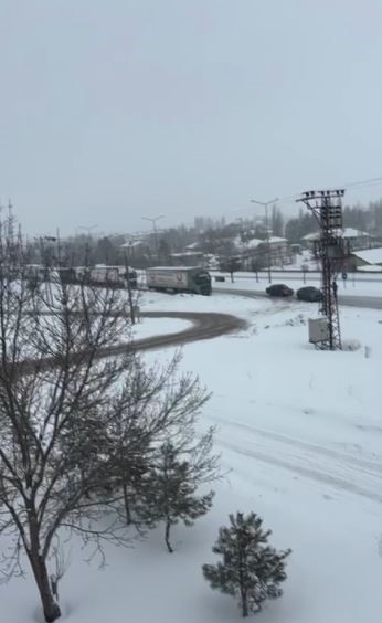 Sivas’ta ulaşıma kar engeli: Sivas-Malatya ve Sivas-Kayseri kara yolları trafiğe kapatıldı
