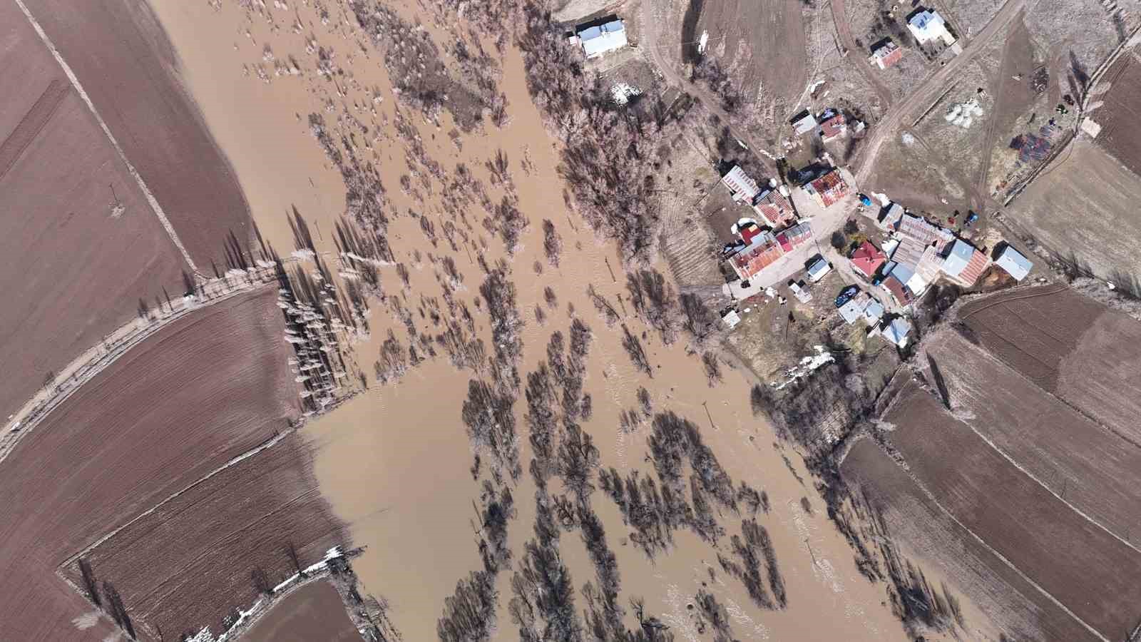 Sivas’ta yağan kar eridi, köy yolu tamamen su altında kaldı
