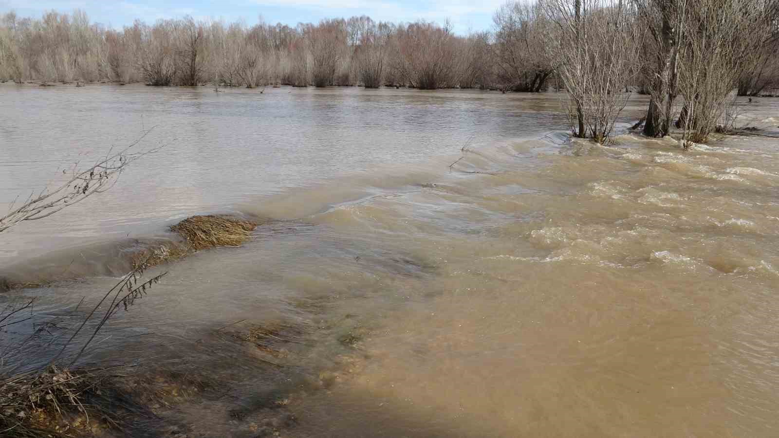 Sivas’ta yağan kar eridi, köy yolu tamamen su altında kaldı
