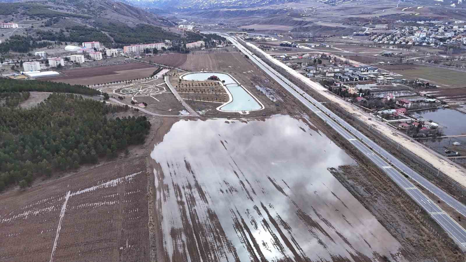 Sivas’ta yağmur suları ikiz gölet oluşturdu
