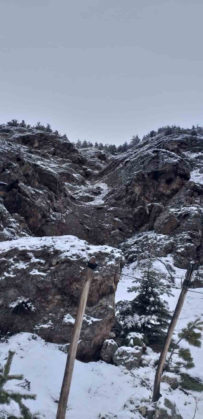 Sivas’ta yamaçtan kopan kayalar tehlike saçtı
