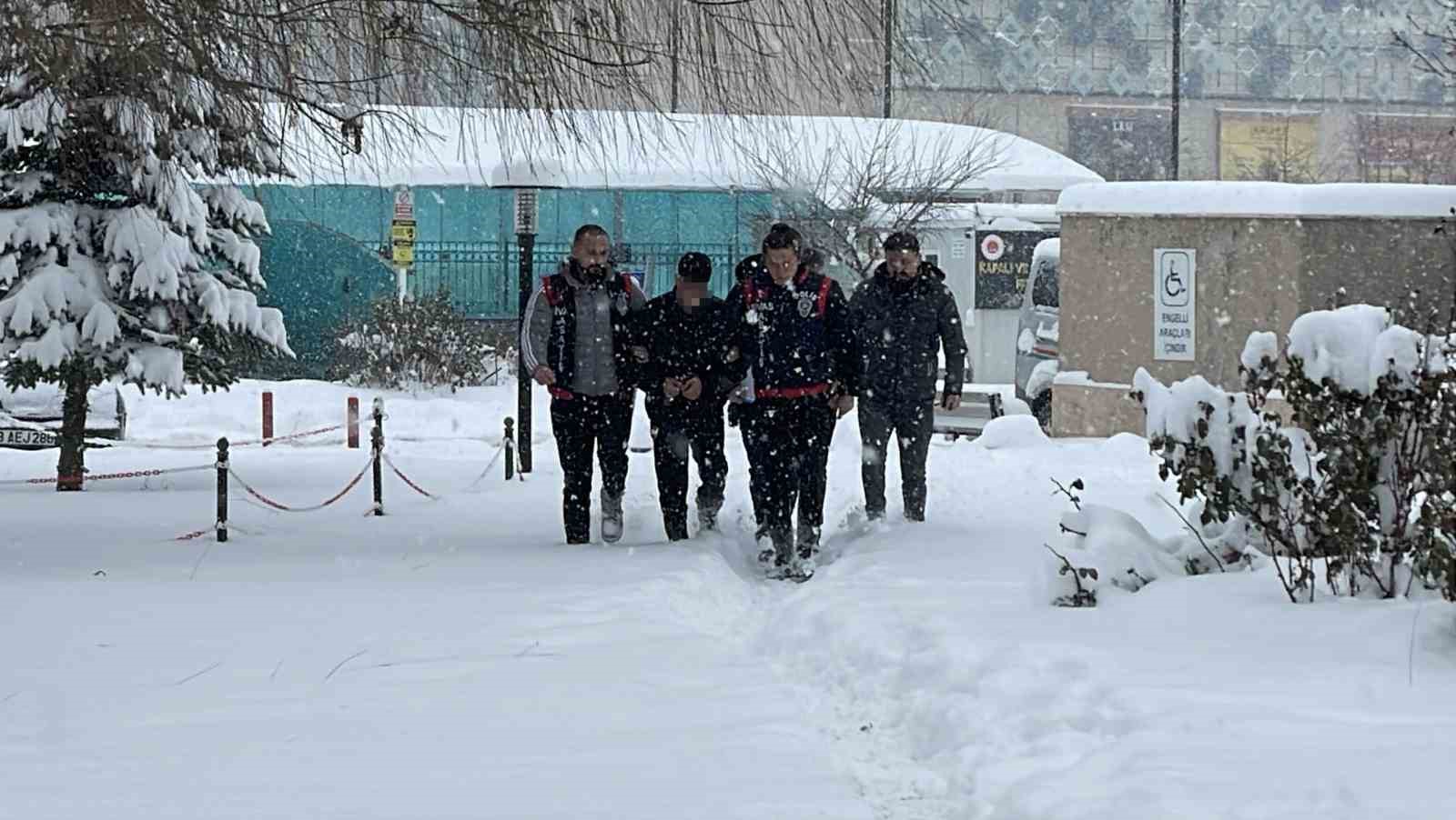 Sivas’ta yılbaşı gecesi kanlı bitti, cinayet zanlısı adliyeye sevk edildi
