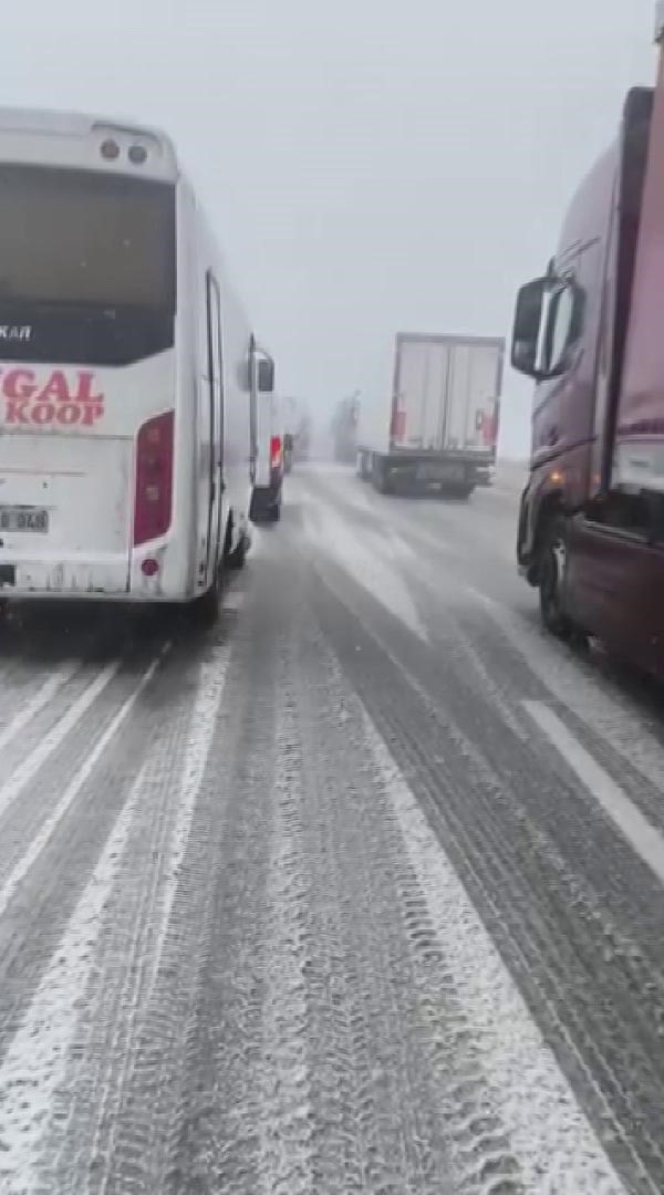 Sivas’ta yoğun kar ve tipi nedeniyle bazı yollar ulaşıma kapatıldı
