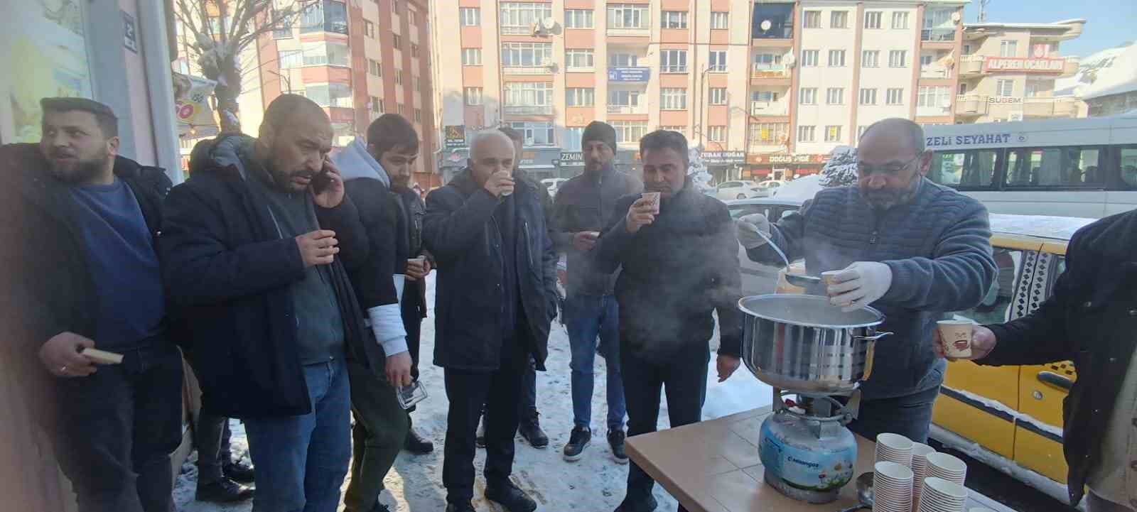 Sivas’ta yürekleri ısıtan dayanışma, karla mücadele çalışanlarına sıcak süt ikramı
Sivas’ta yürekleri ısıtan dayanışma, karla mücadele çalışanlarına sıcak süt ikramı