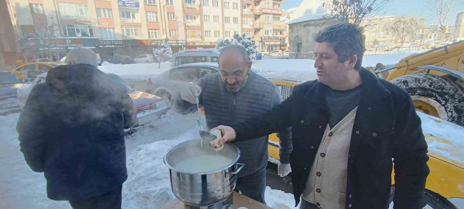 Sivas’ta yürekleri ısıtan dayanışma, karla mücadele çalışanlarına sıcak süt ikramı
Sivas’ta yürekleri ısıtan dayanışma, karla mücadele çalışanlarına sıcak süt ikramı
