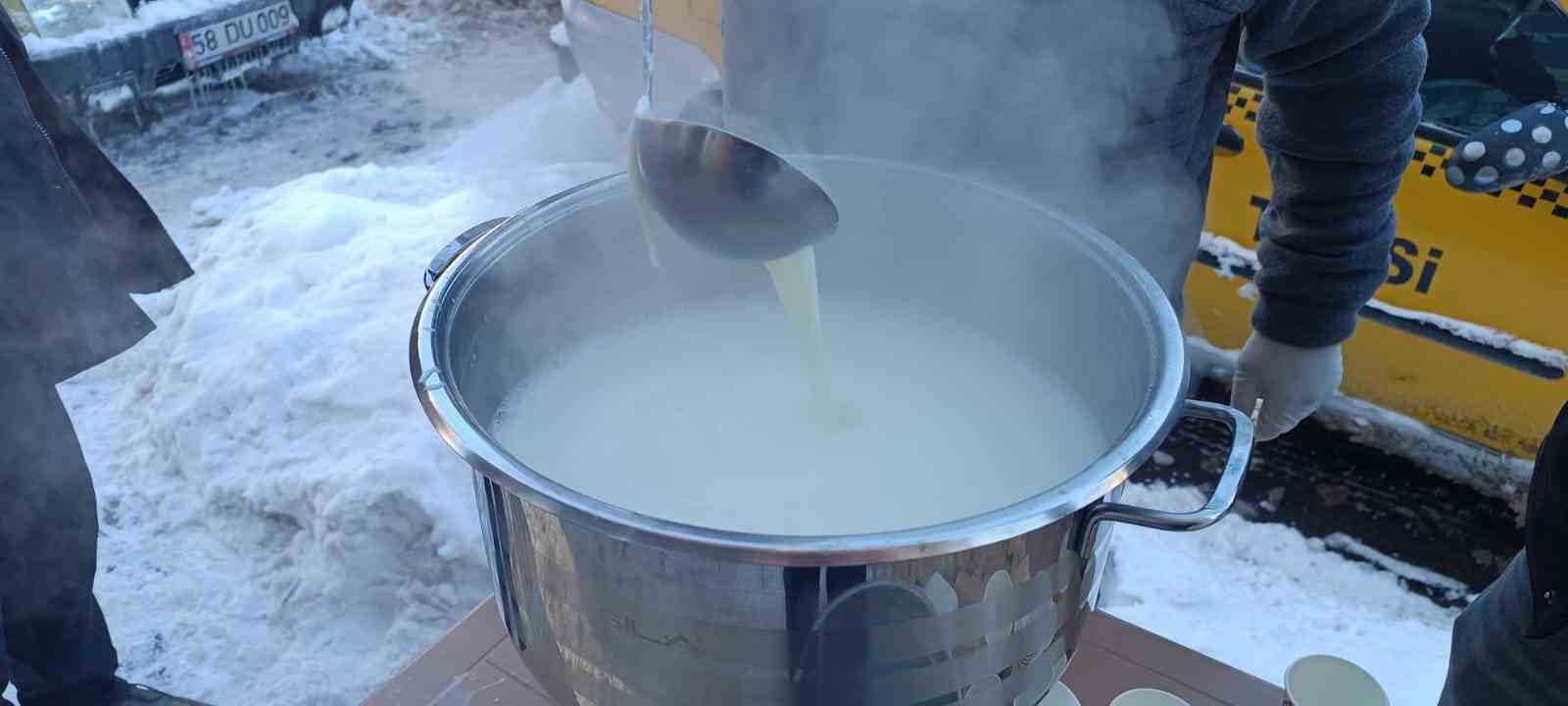 Sivas’ta yürekleri ısıtan dayanışma, karla mücadele çalışanlarına sıcak süt ikramı
Sivas’ta yürekleri ısıtan dayanışma, karla mücadele çalışanlarına sıcak süt ikramı