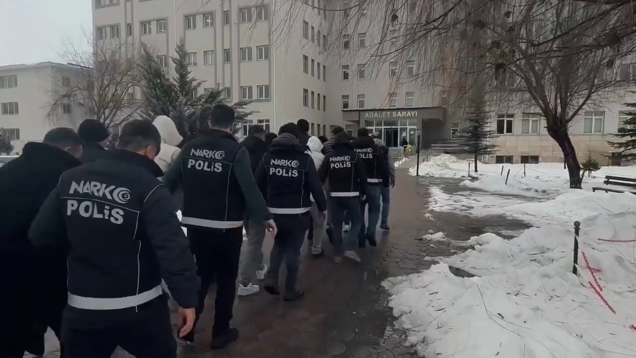 Sivas’ta zehir tacirlerine operasyon: 7 kişi tutuklandı
