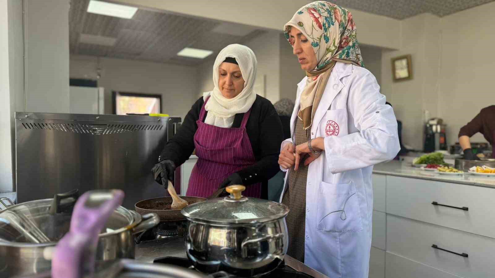 Siverek’te aşçılık kursuna giden kadınlar yöresel yemekler yapıp sofraları süslüyor
