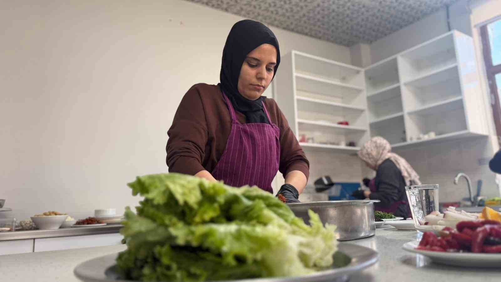Siverek’te aşçılık kursuna giden kadınlar yöresel yemekler yapıp sofraları süslüyor
