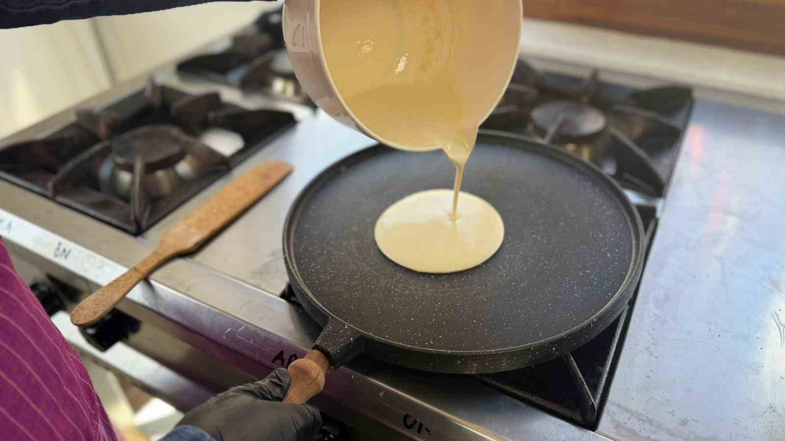Siverek’te aşçılık kursuna giden kadınlar yöresel yemekler yapıp sofraları süslüyor
