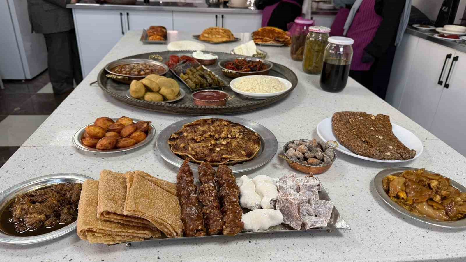 Siverek’te aşçılık kursuna giden kadınlar yöresel yemekler yapıp sofraları süslüyor

