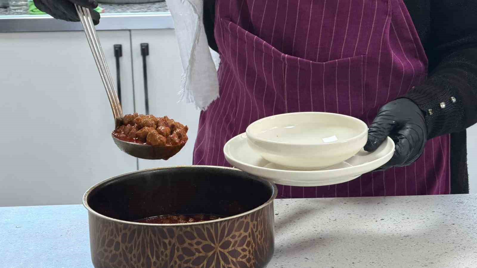 Siverek’te aşçılık kursuna giden kadınlar yöresel yemekler yapıp sofraları süslüyor
