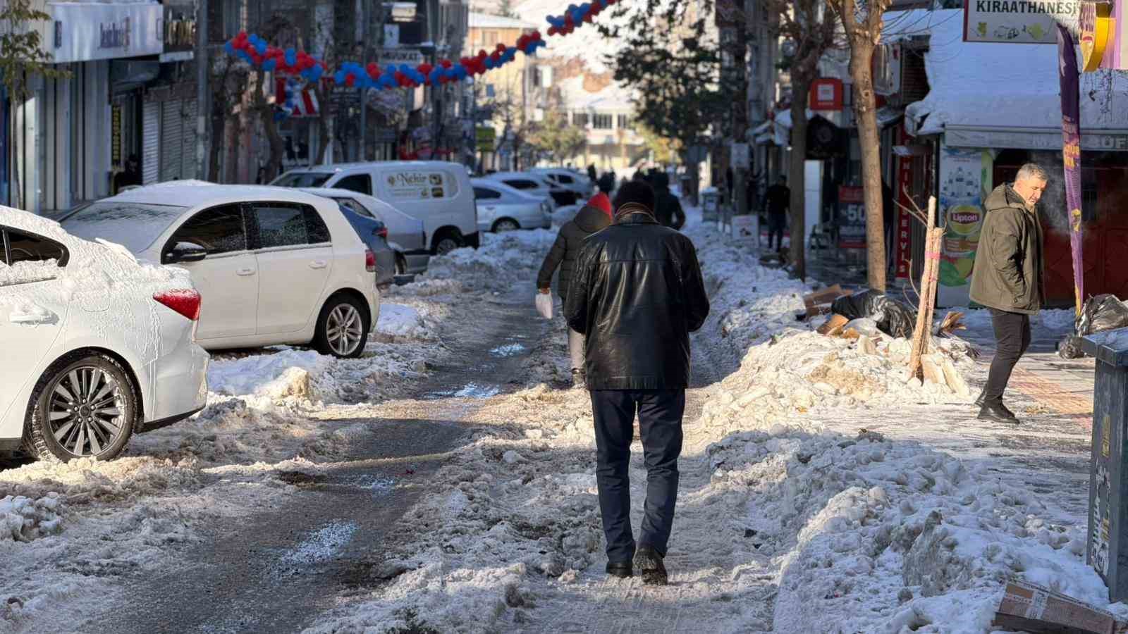 Siverek’te buz ve kar hayatı durdurdu
