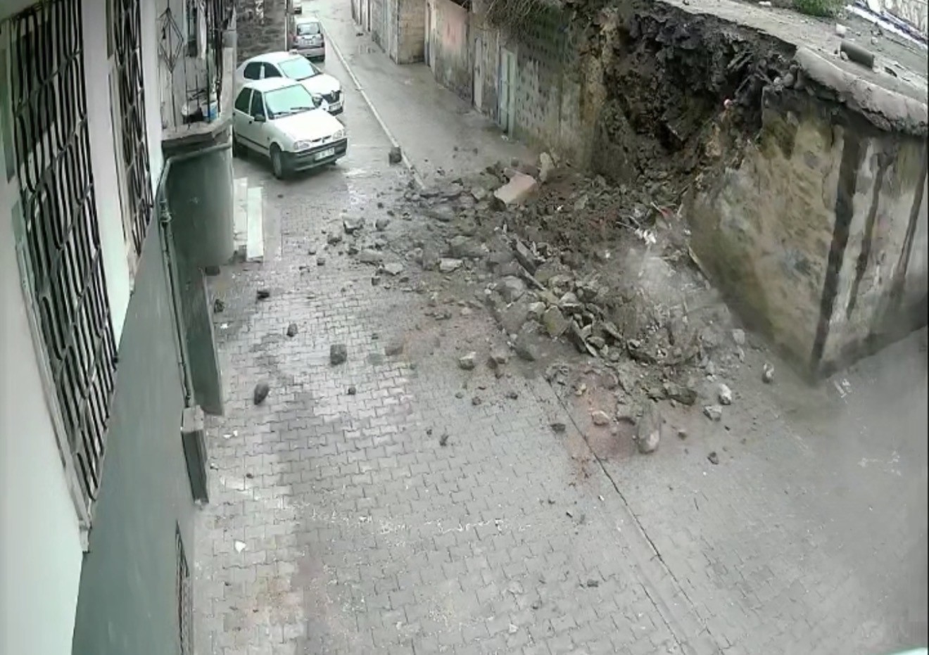 Siverek’te duvar çöktü: 2 çocuk saniyelerle kurtuldu
