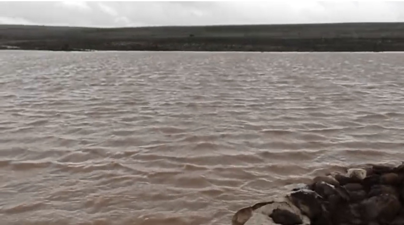 Siverek’te hasar gören sulama göletini vatandaşlar onardı
