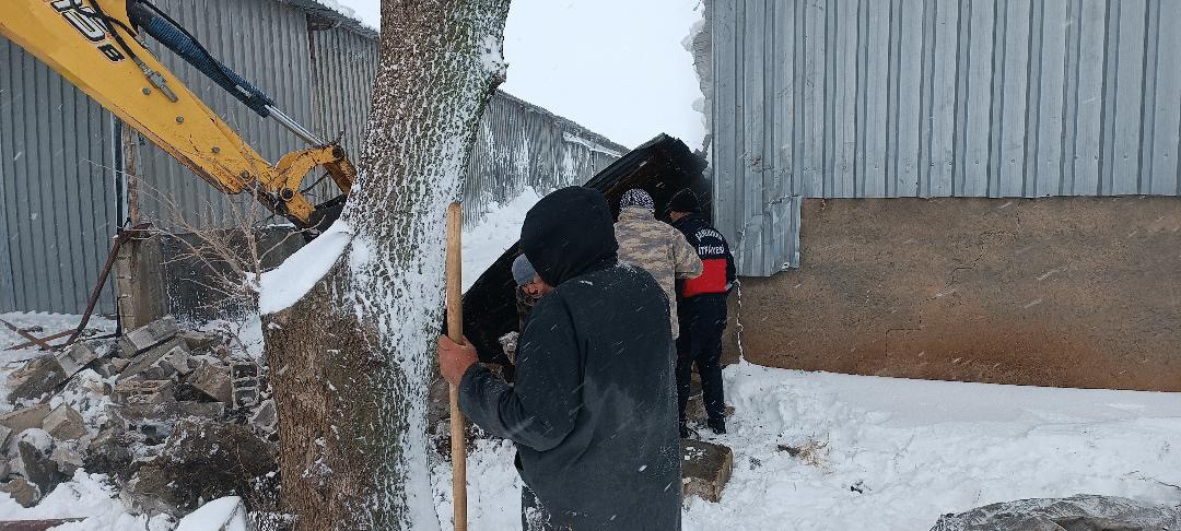 Siverek’te kar felaketi: Ahırlar ve sanayi sitelerinde çatılar çöktü
