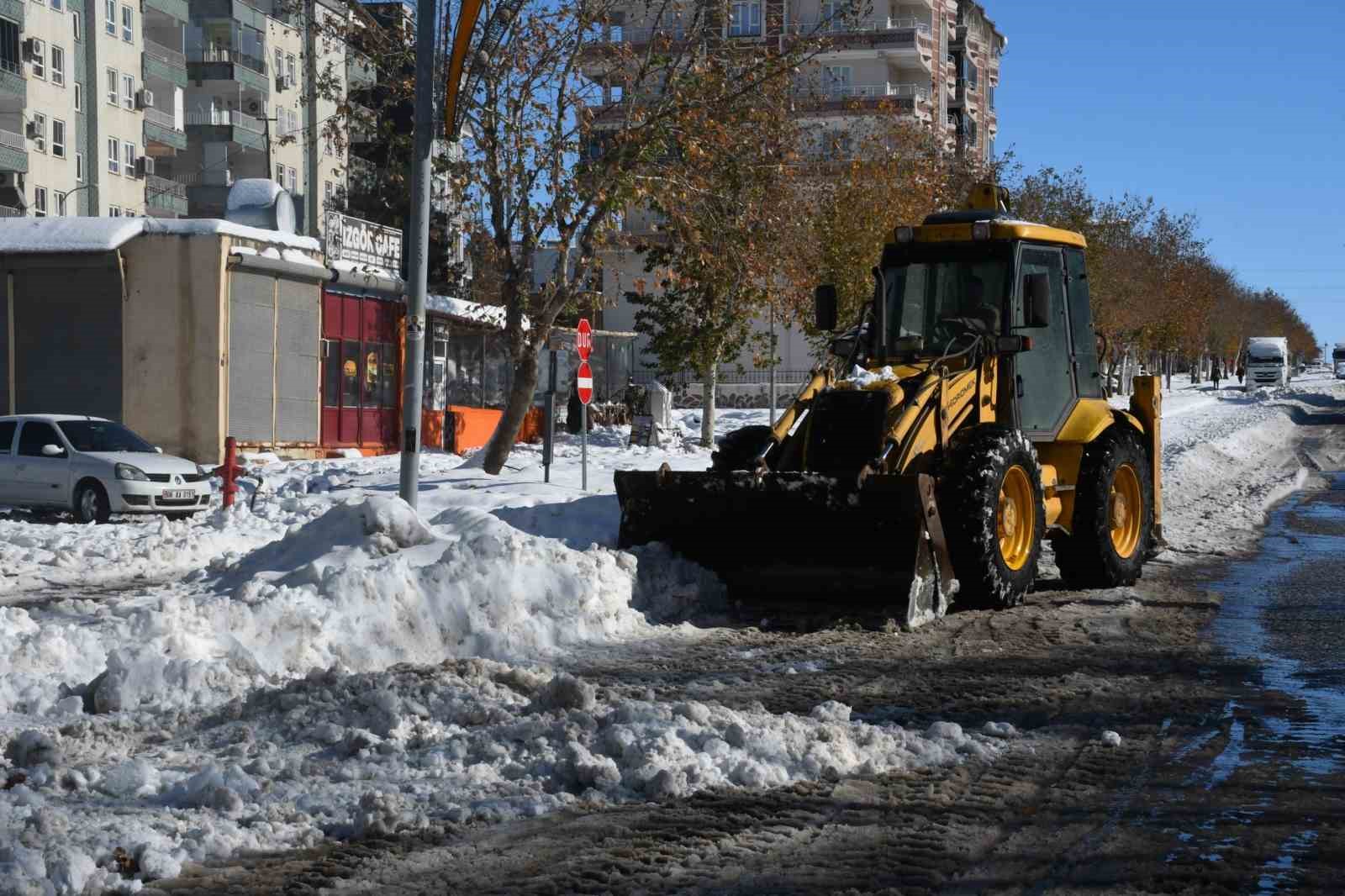 Siverek’te kar kütleleri kamyonlarla şehir dışına taşınıyor
