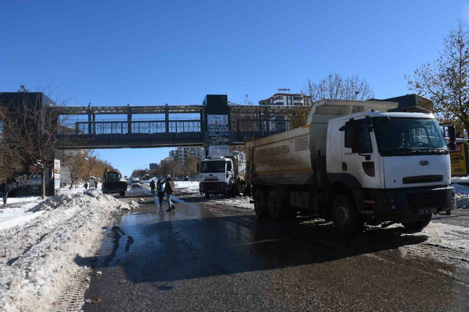 Siverek’te kar kütleleri kamyonlarla şehir dışına taşınıyor
