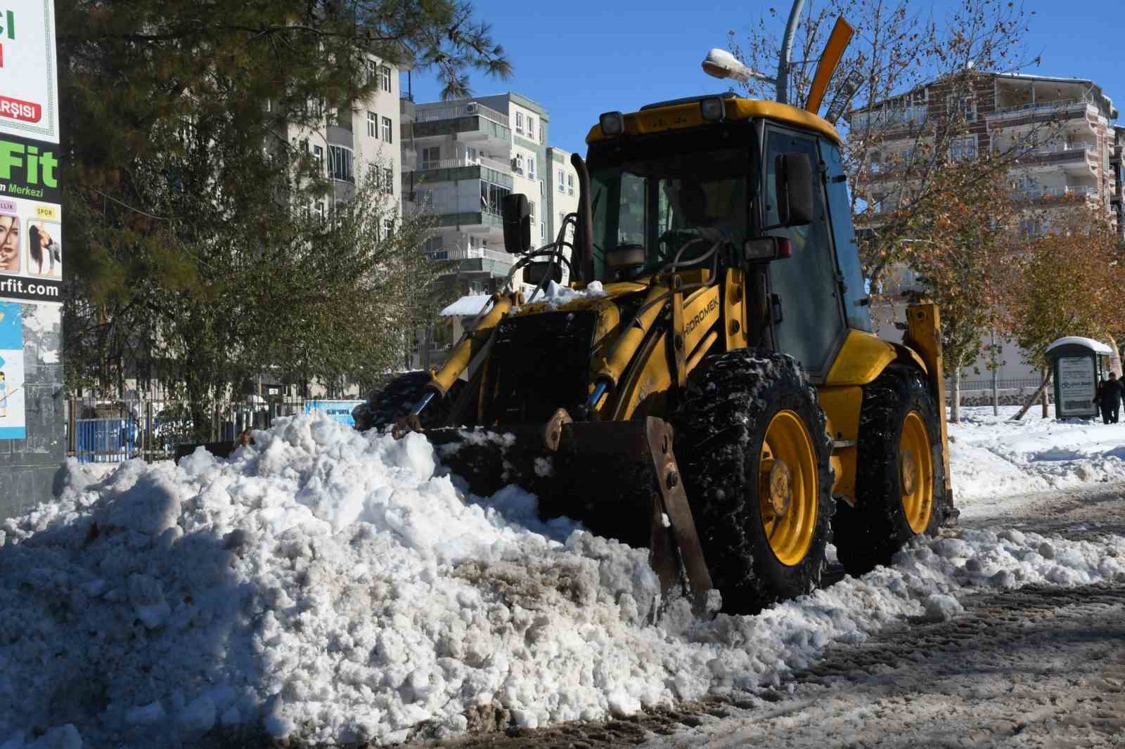 Siverek’te kar kütleleri kamyonlarla şehir dışına taşınıyor
