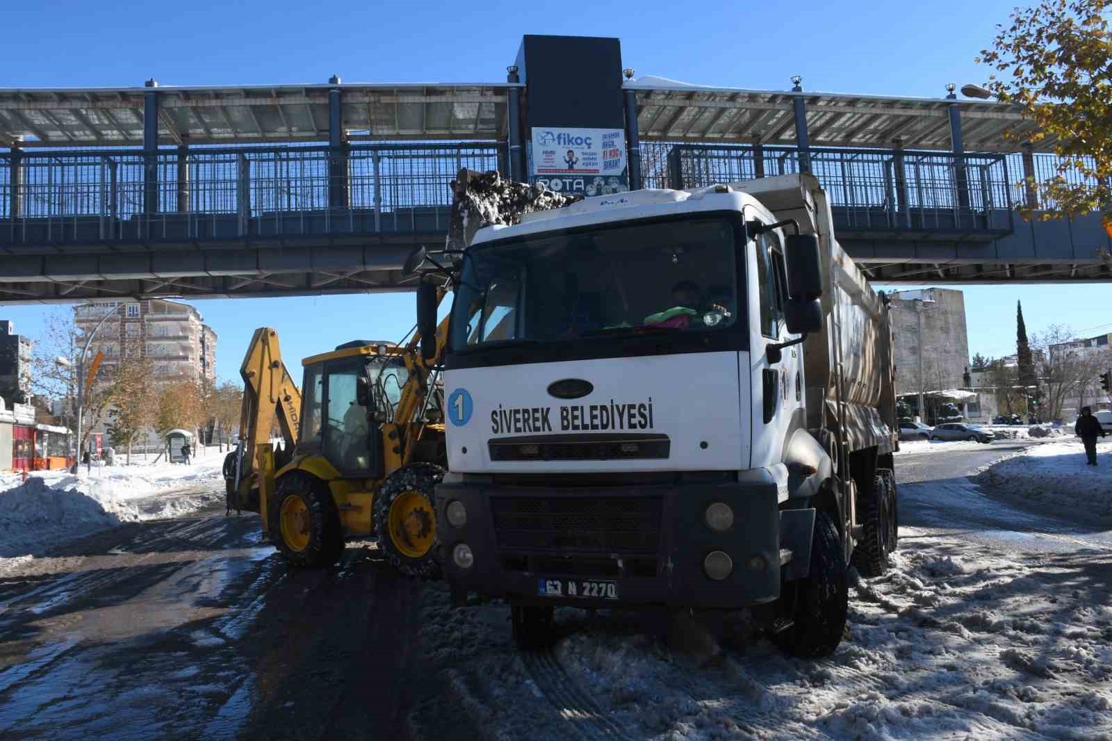 Siverek’te kar kütleleri kamyonlarla şehir dışına taşınıyor
