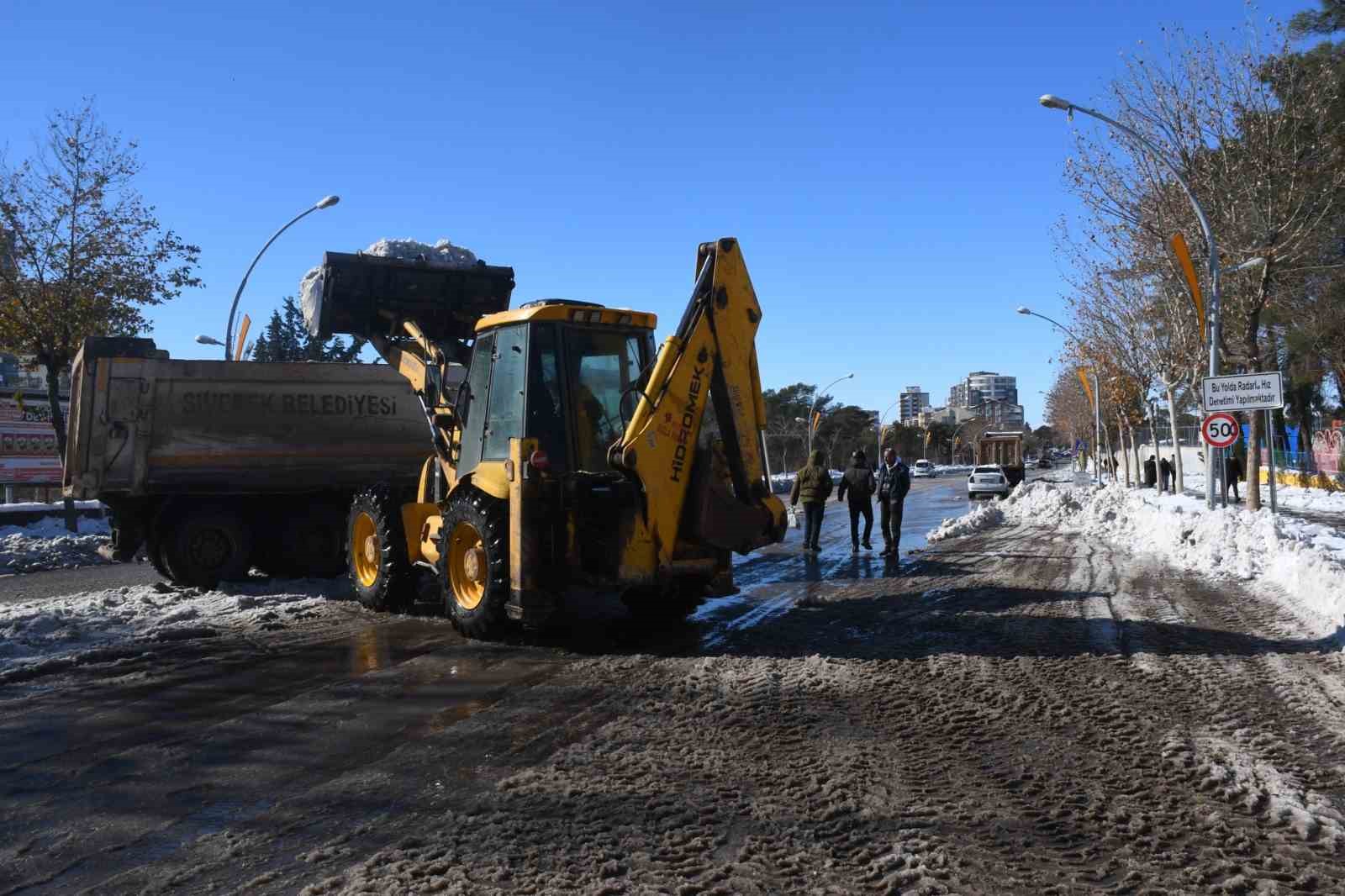 Siverek’te kar kütleleri kamyonlarla şehir dışına taşınıyor
