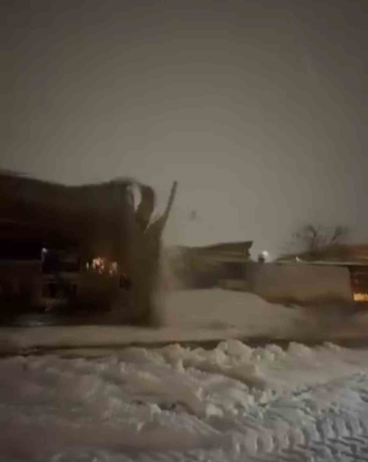 Siverek’te karın ağırlığına dayanamayan sundurmalar çöktü: O anlar kamerada
