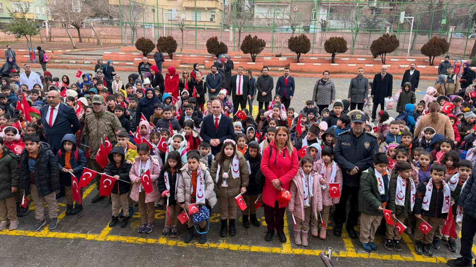 Siverek’te okullar bayrak sevgisi temasıyla açıldı
