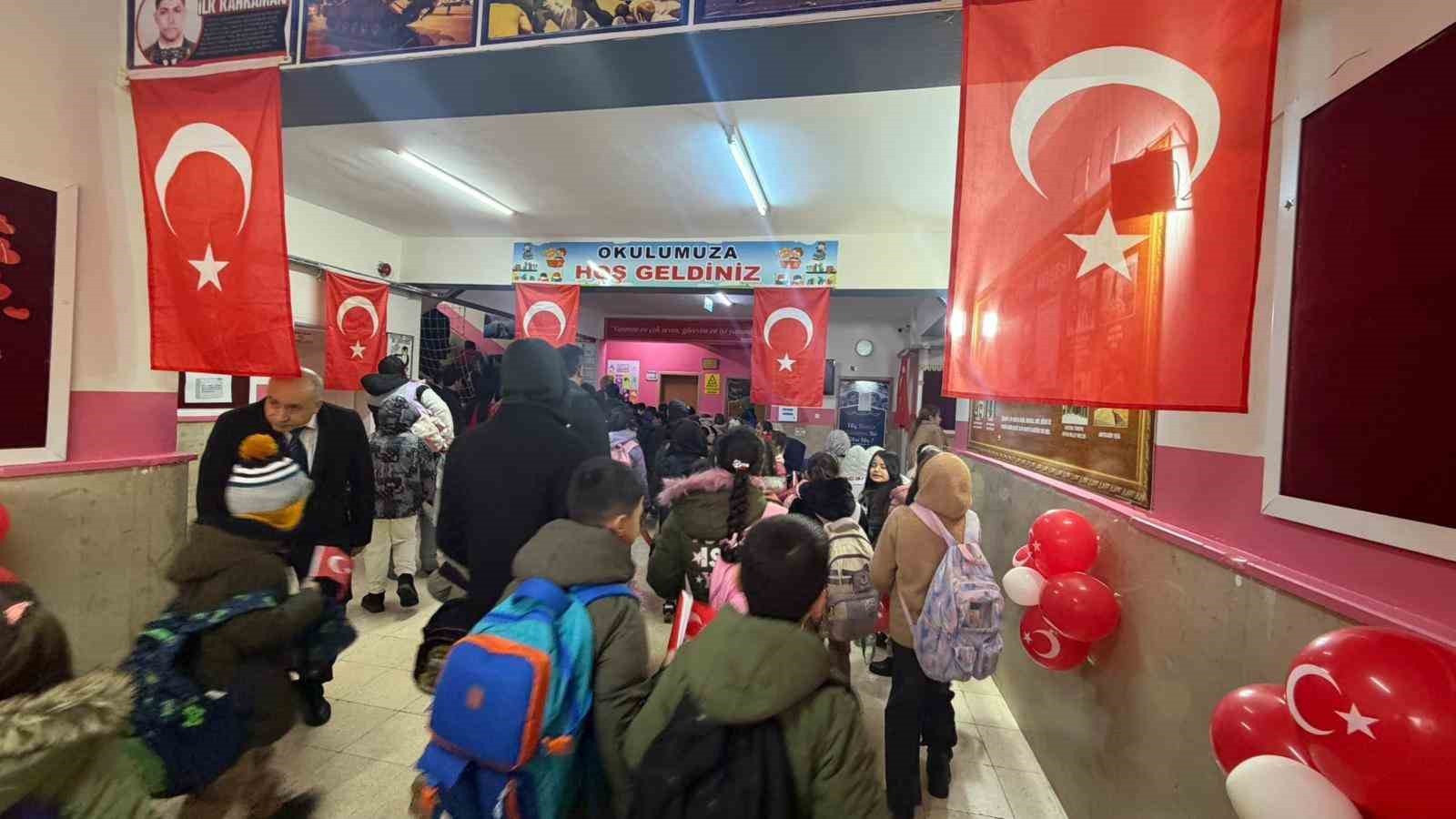 Siverek’te okullar bayrak sevgisi temasıyla açıldı
