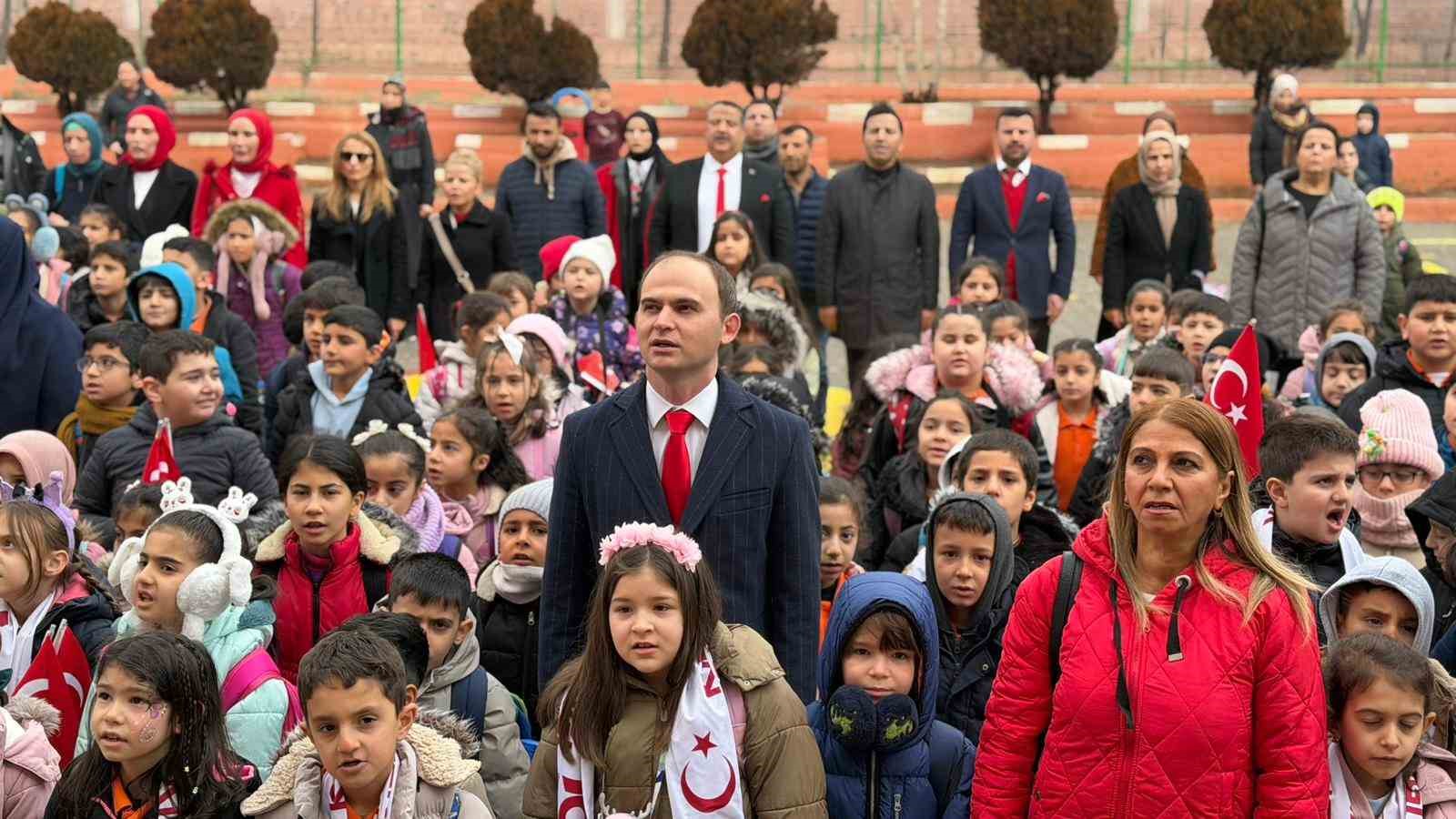 Siverek’te okullar bayrak sevgisi temasıyla açıldı

