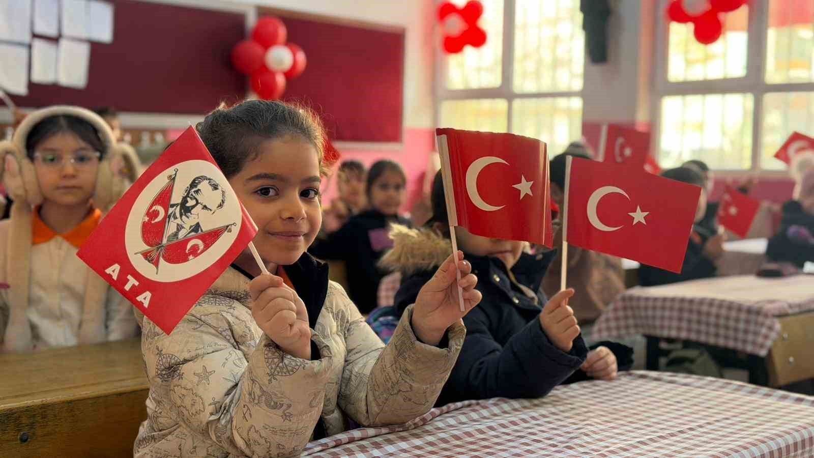 Siverek’te okullar bayrak sevgisi temasıyla açıldı
