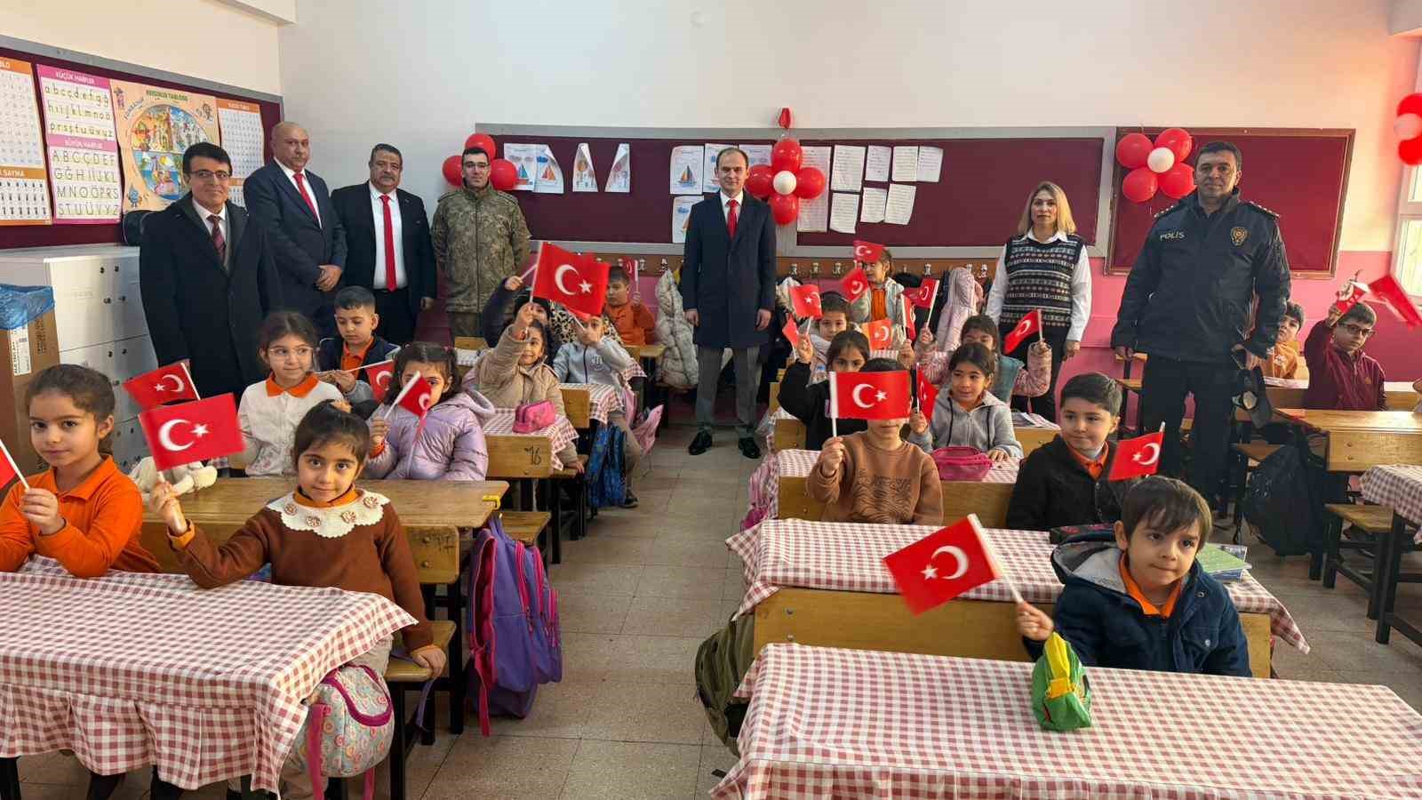 Siverek’te okullar bayrak sevgisi temasıyla açıldı
