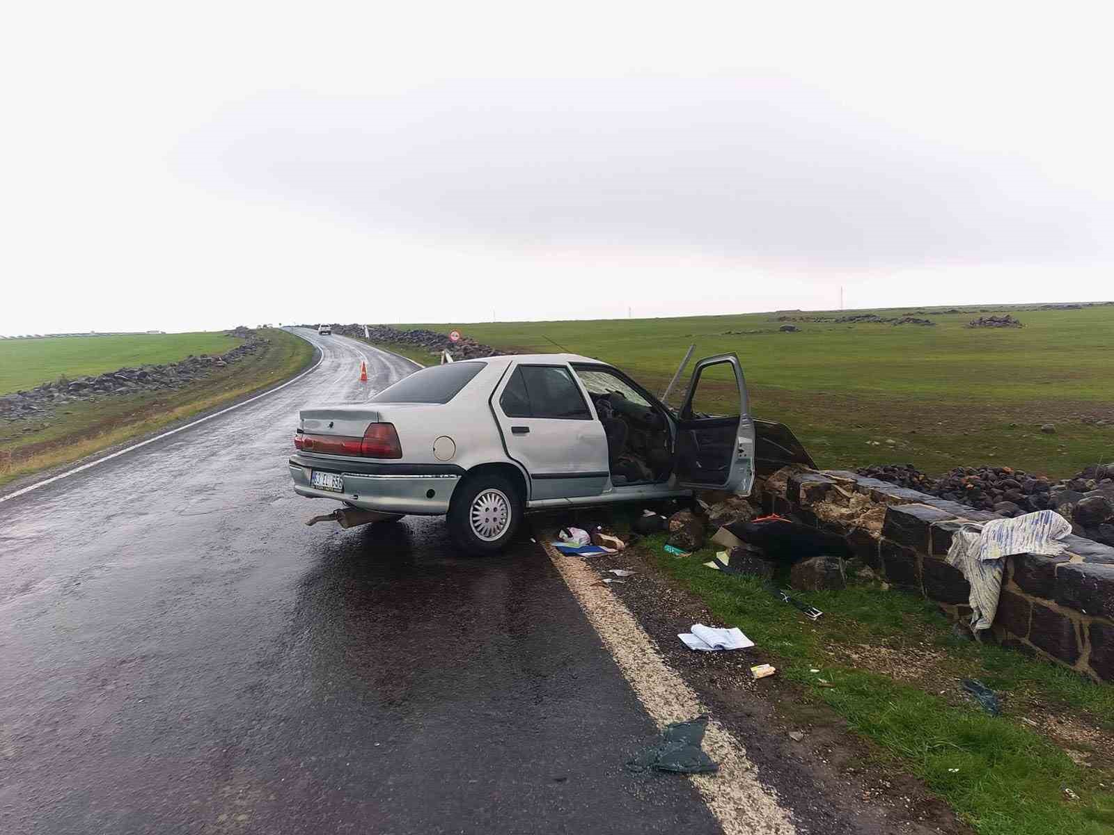 Siverek’te otomobil köprü duvarına çarptı: 5 yaralı
