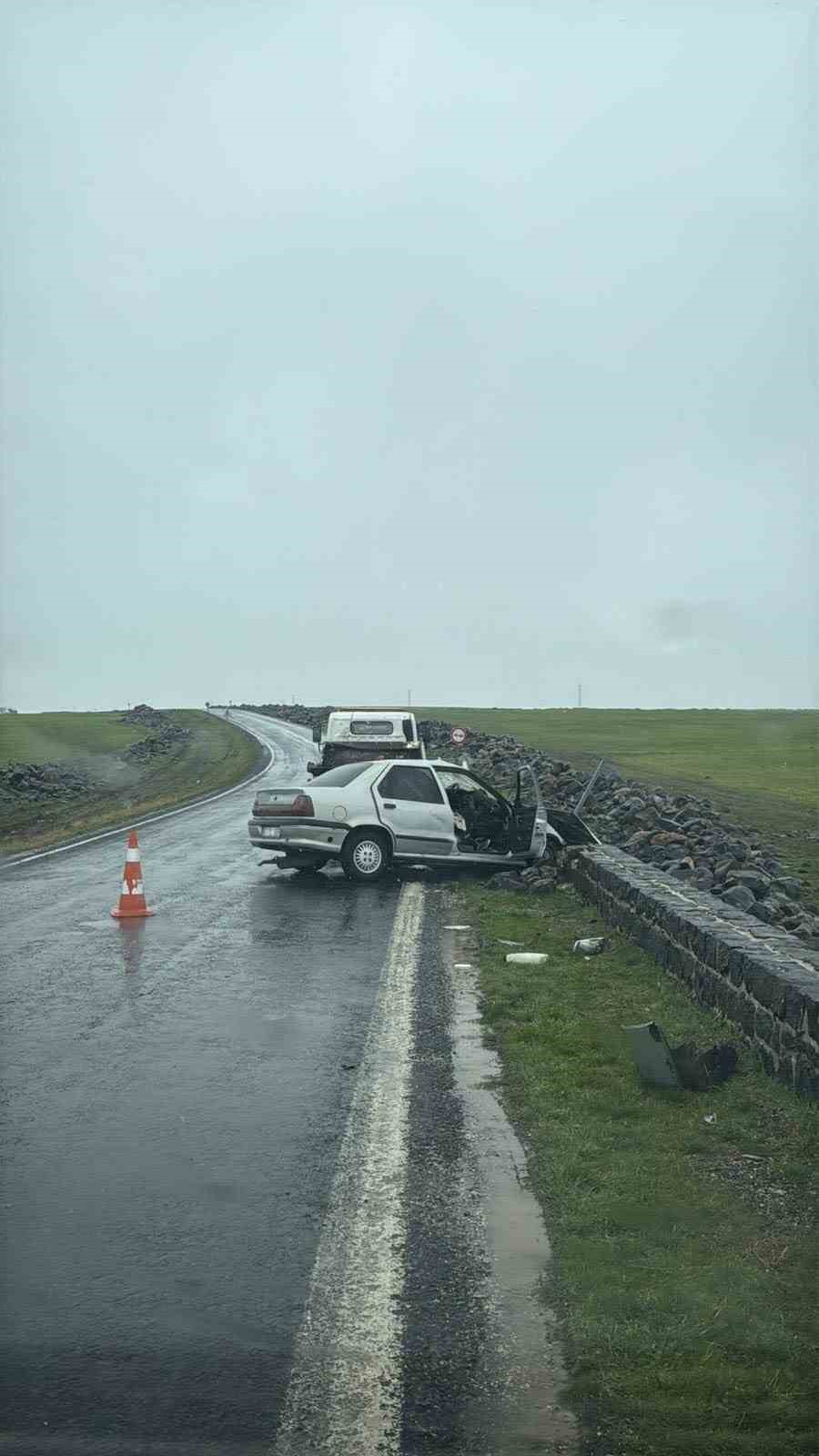 Siverek’te otomobil köprü duvarına çarptı: 5 yaralı
