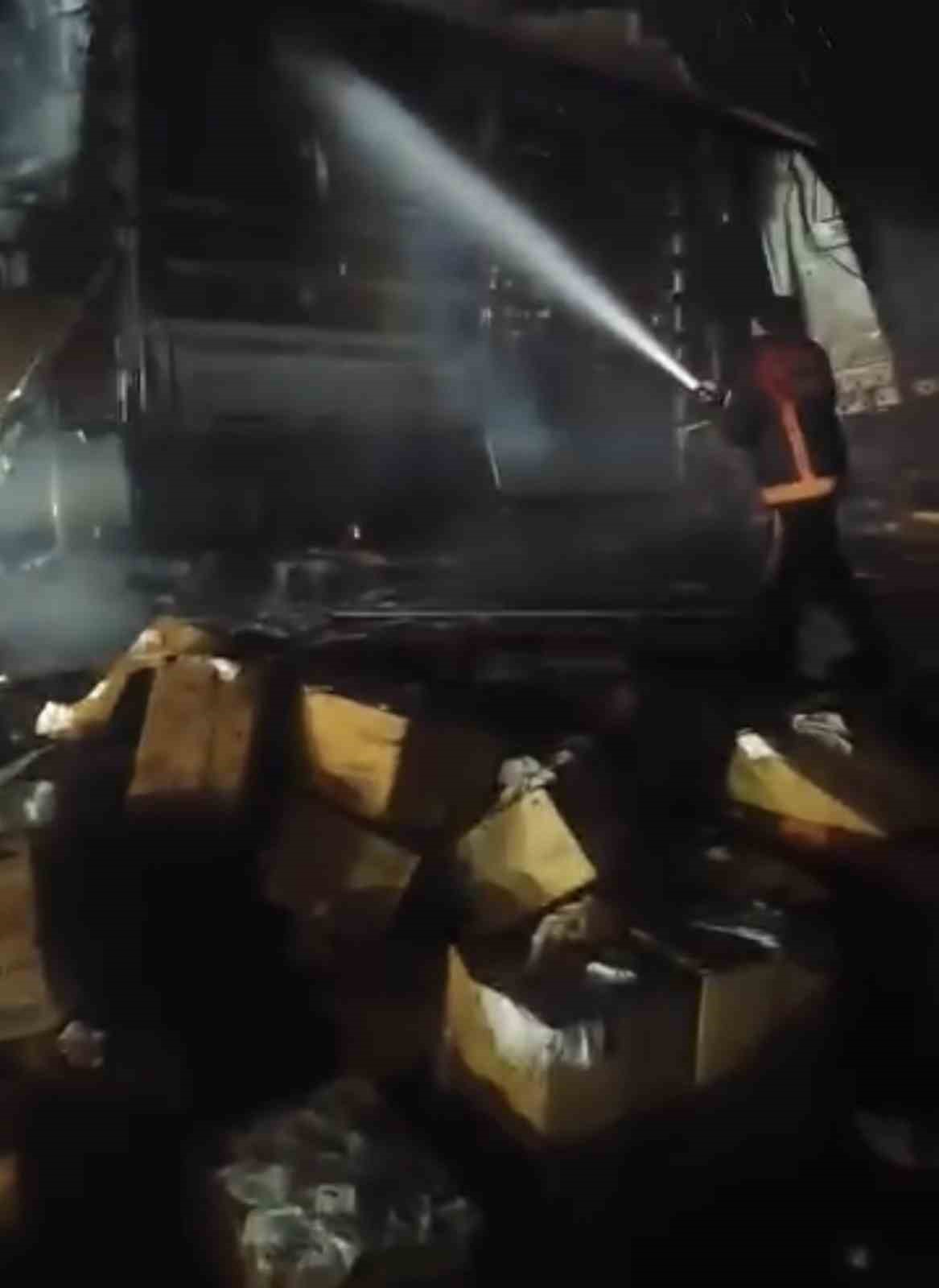 Siverek’te peçete yüklü tır alevlere teslim oldu
