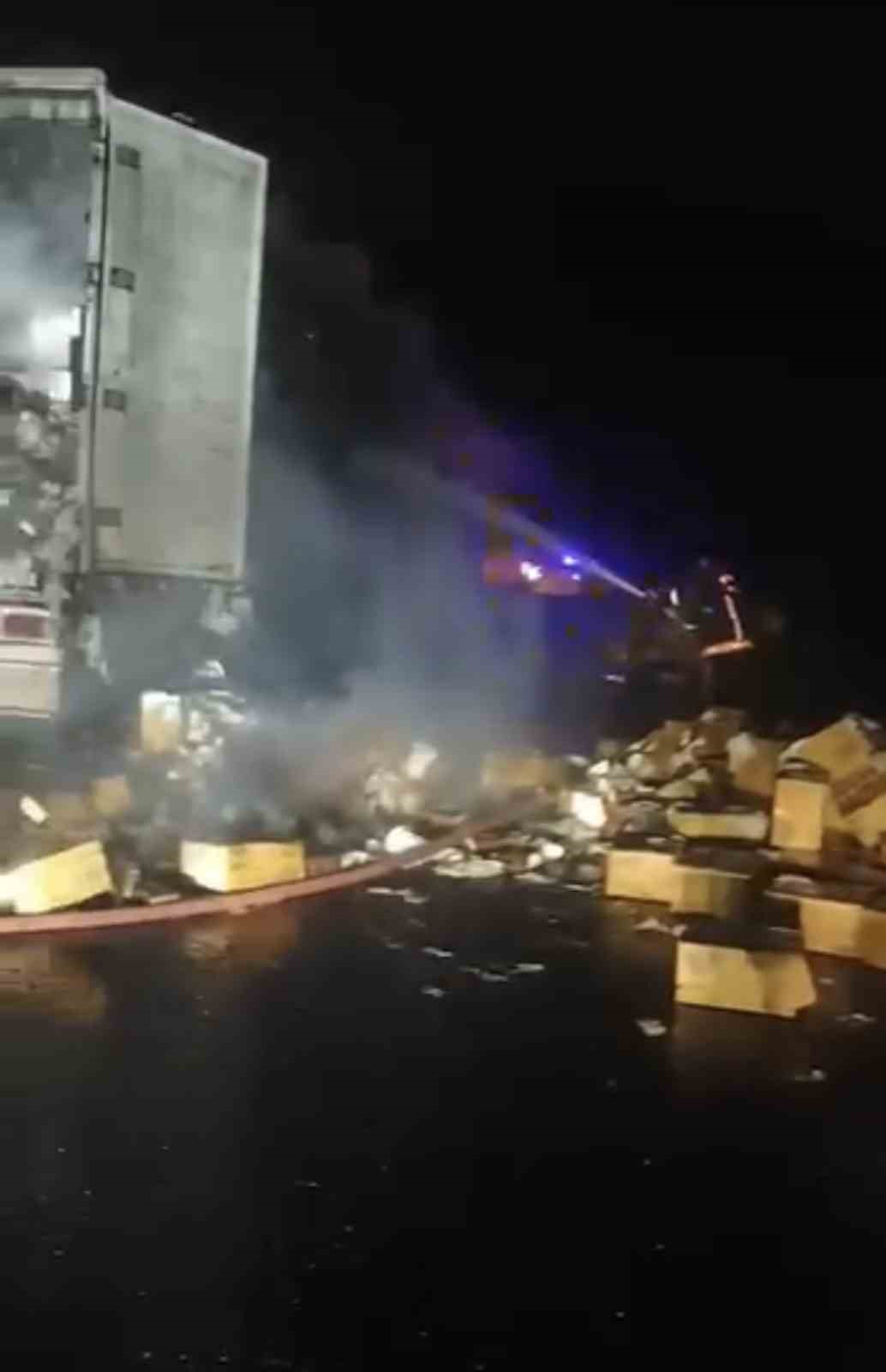 Siverek’te peçete yüklü tır alevlere teslim oldu
