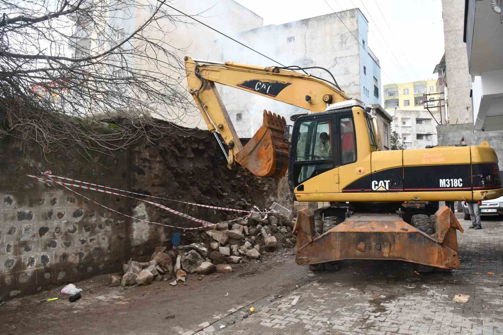 Siverek’te tehlike oluşturan metruk evler bir bir yıkılıyor
