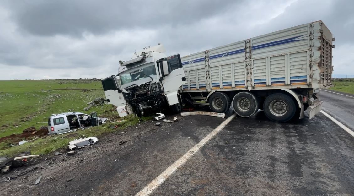 Siverek’te tır ile hafif ticaret aracı çarpıştı: 2 ölü, 1 yaralı
