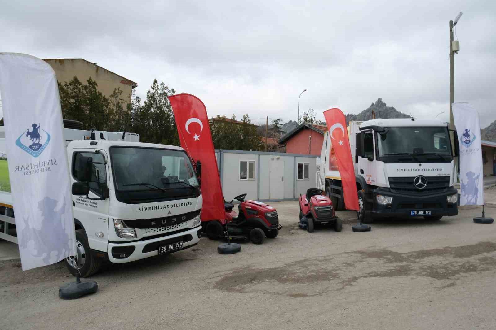 Sivrihisar Belediyesi araç filosunu güçlendiriyor
Sivrihisar Belediyesi araç filosunu güçlendiriyor