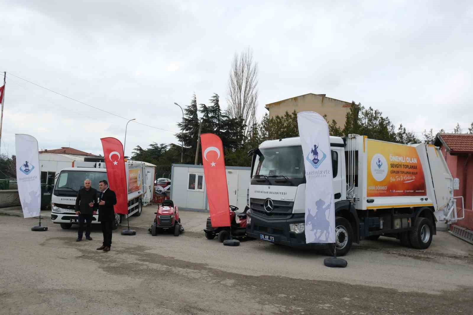 Sivrihisar Belediyesi araç filosunu güçlendiriyor
Sivrihisar Belediyesi araç filosunu güçlendiriyor