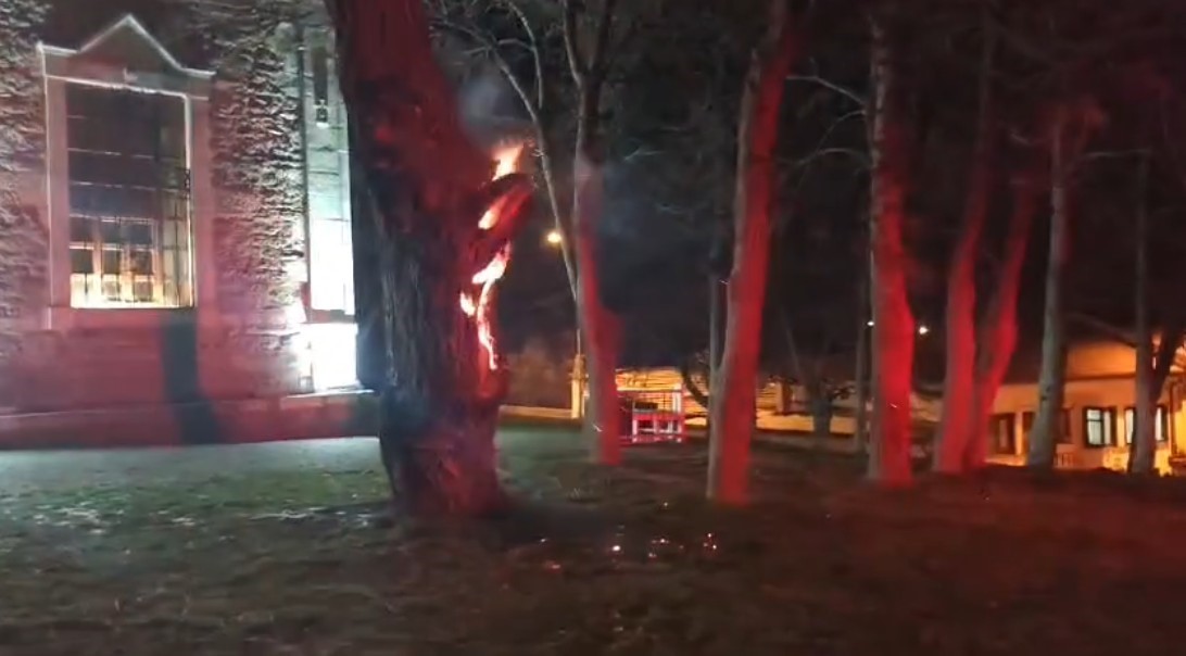 Sivrihisar Tarihi Ermeni Kilisesi önündeki tarihi ağaç ateşe verildi
