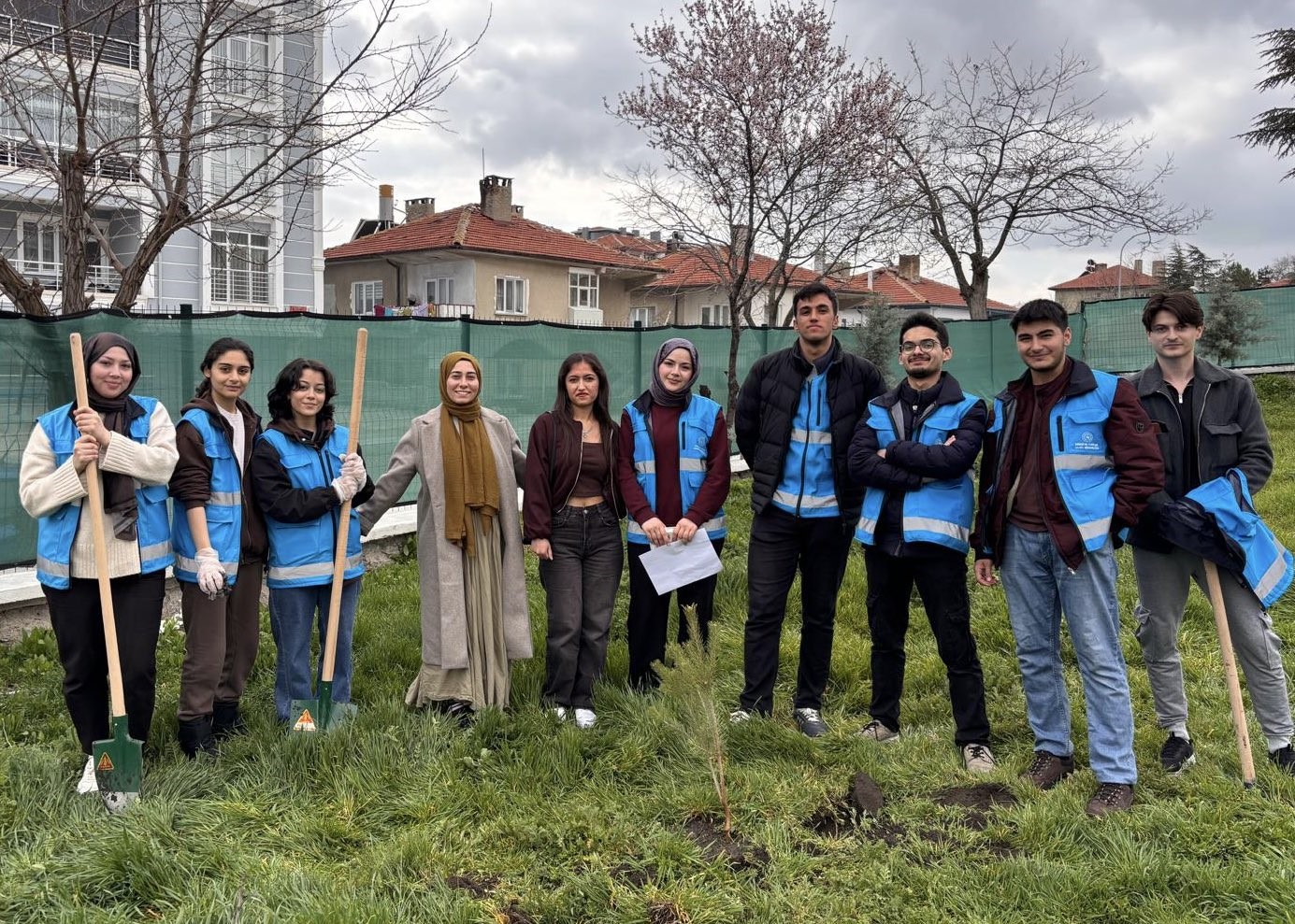 Sivrihisar Yurdu bahçesinde fidanlar toprakla buluştu
