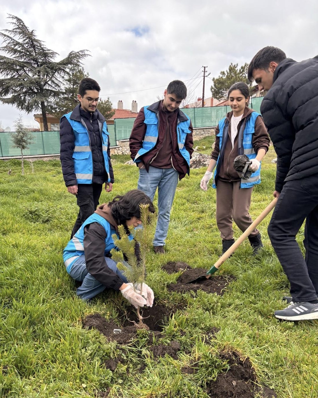 Sivrihisar Yurdu bahçesinde fidanlar toprakla buluştu
