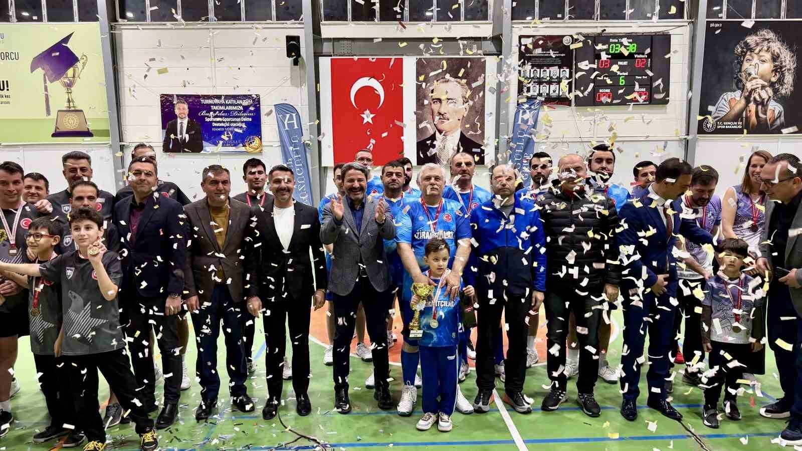 Sivrihisar’da ’Kurumlar Arası Voleybol Turnuvası’ yapıldı
Sivrihisar’da ’Kurumlar Arası Voleybol Turnuvası’ yapıldı