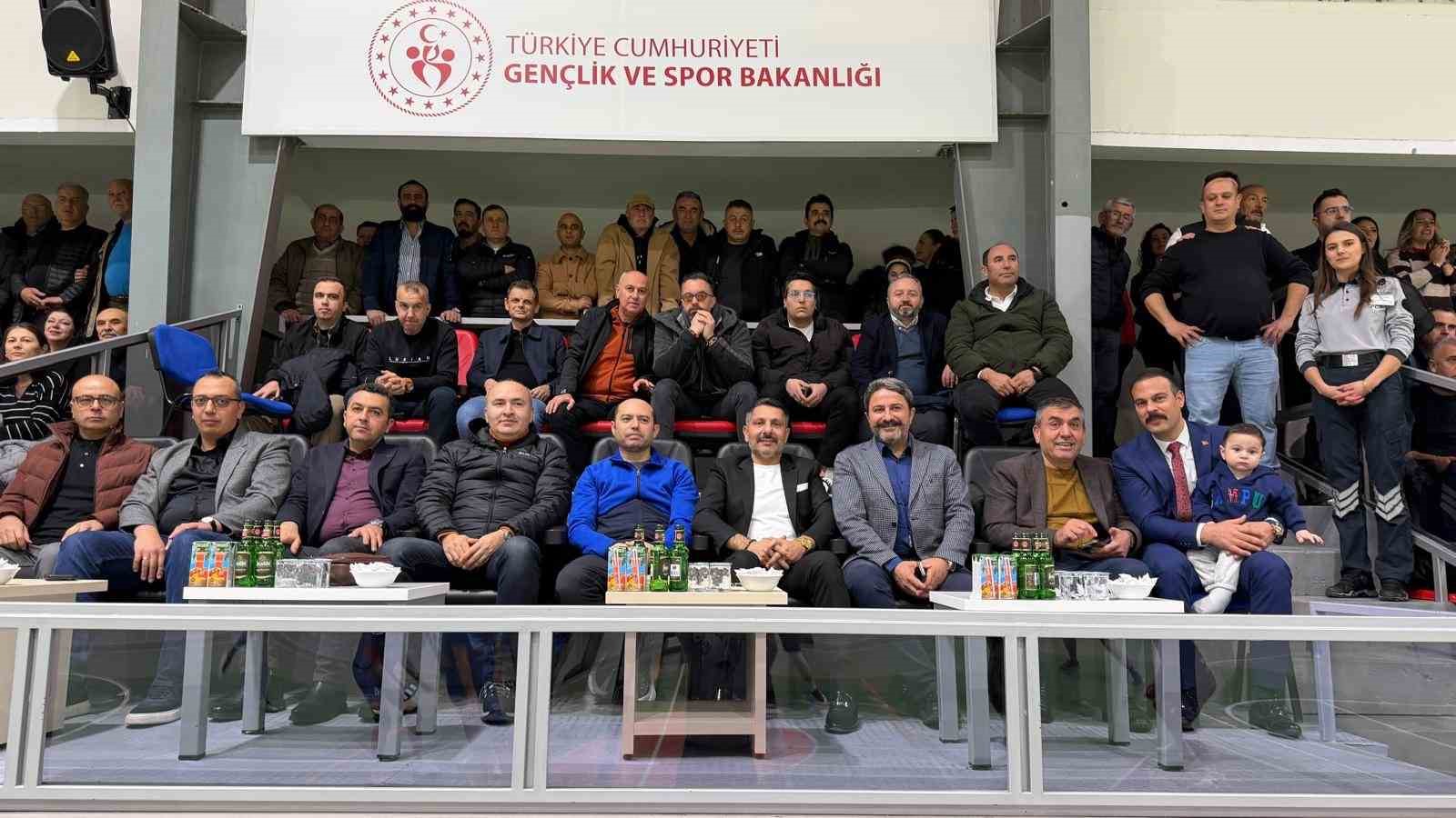 Sivrihisar’da ’Kurumlar Arası Voleybol Turnuvası’ yapıldı
Sivrihisar’da ’Kurumlar Arası Voleybol Turnuvası’ yapıldı