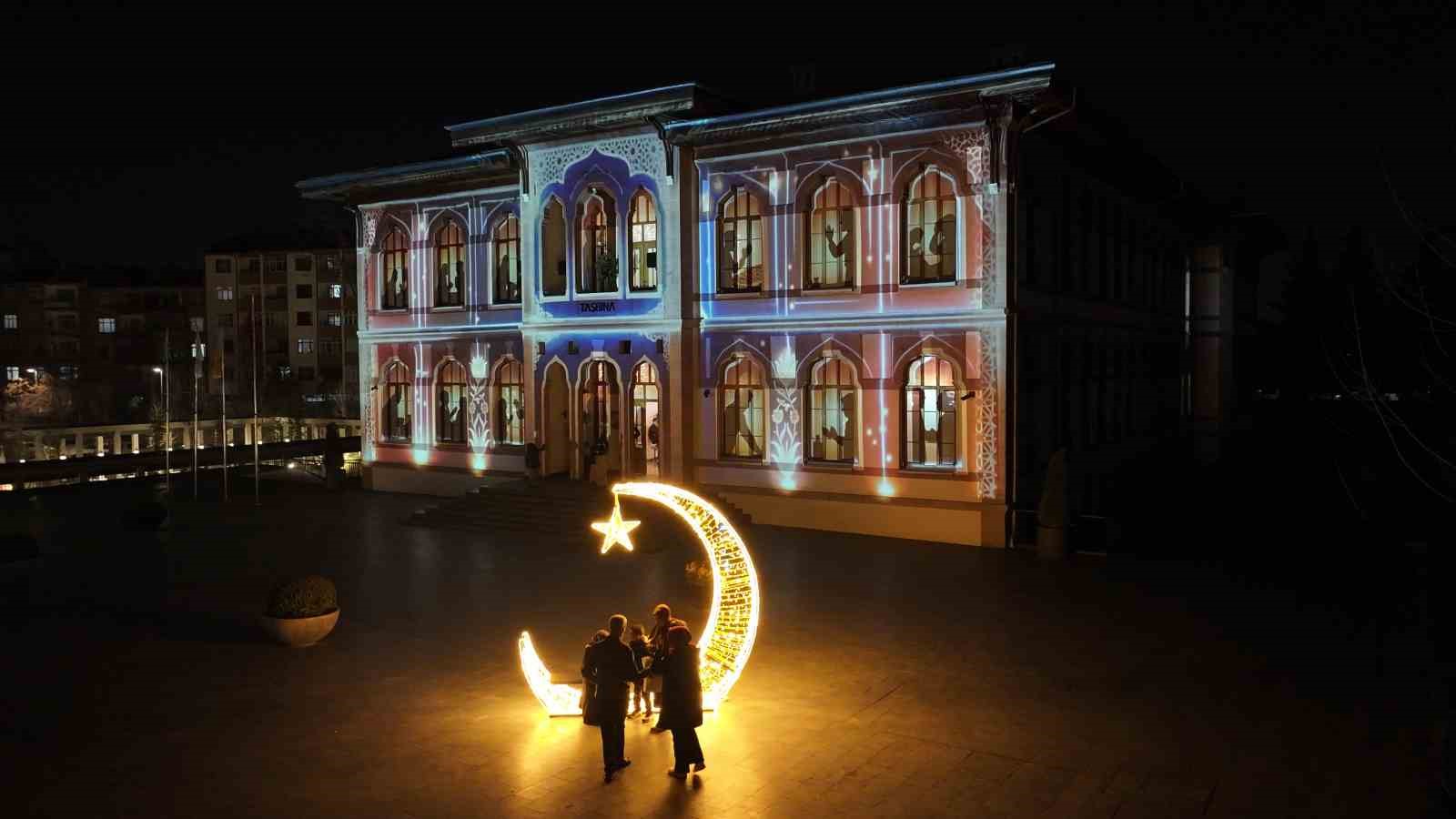 Siyer Sergisi ve Mukaddes Emanetler Sergisi Kadir Gecesi’nde doldu taştı
