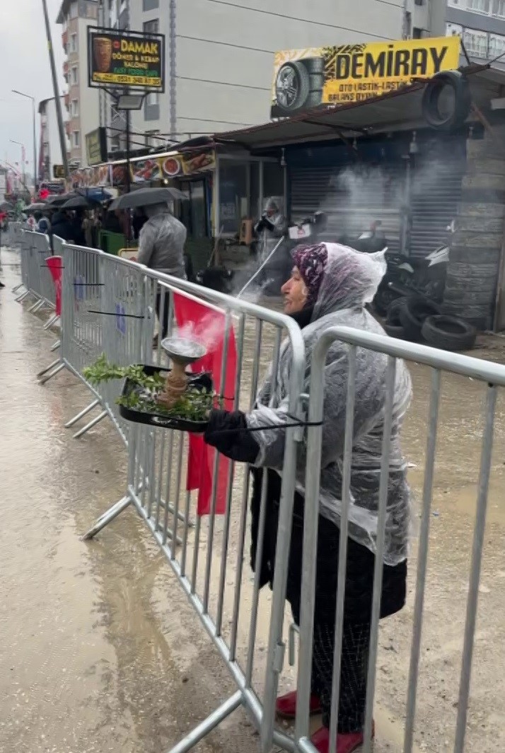 Slogan atmak isterken kendini yakan kadın, ‘abla yanıyorsun’ uyarısına aldırış etmedi
