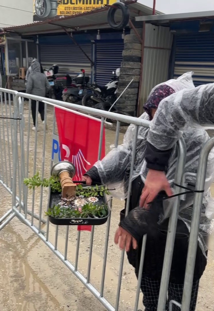 Slogan atmak isterken kendini yakan kadın, ‘abla yanıyorsun’ uyarısına aldırış etmedi
