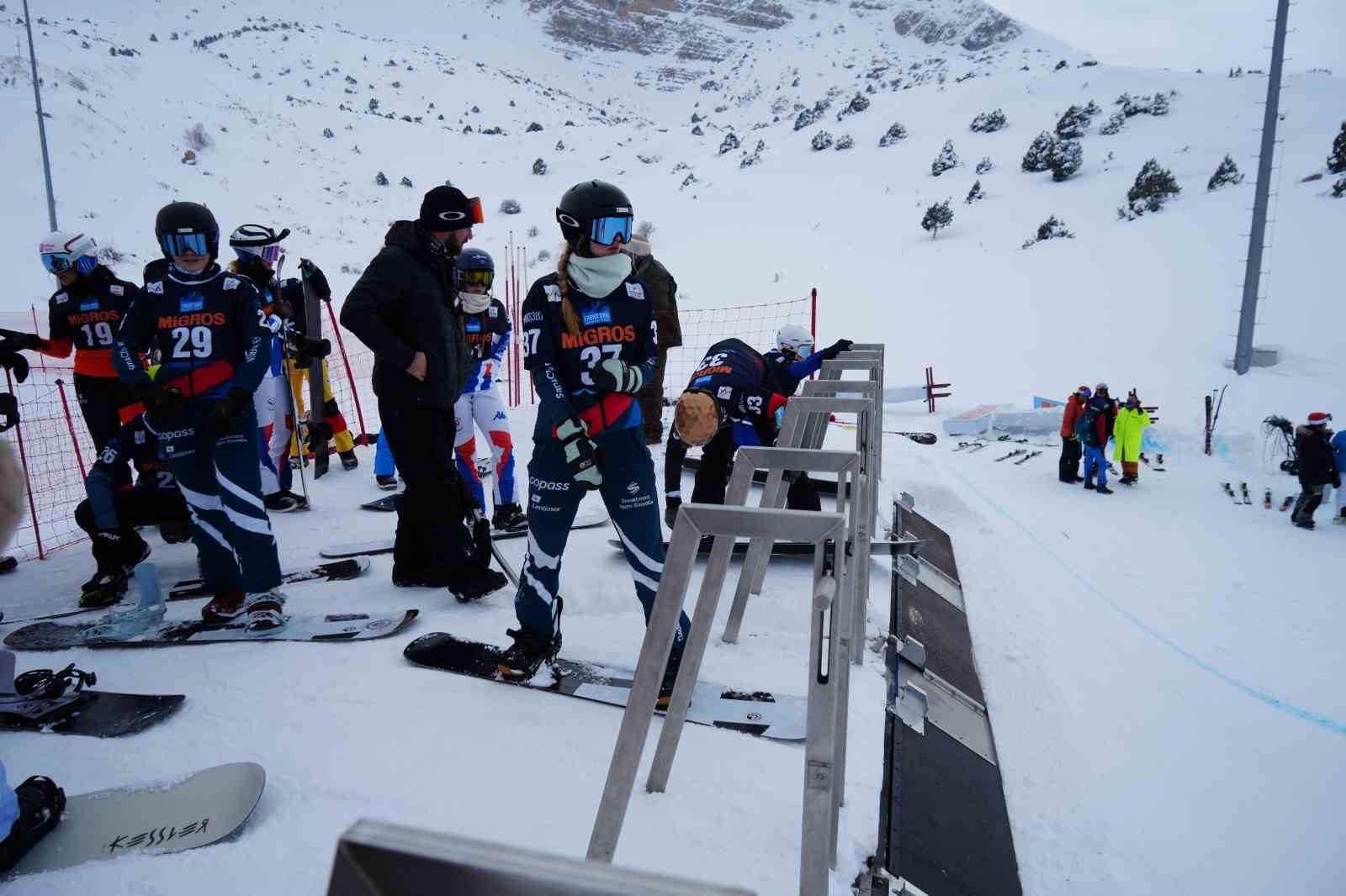 Snowboard’un yıldızları Ergan Dağı’nda buluştu
