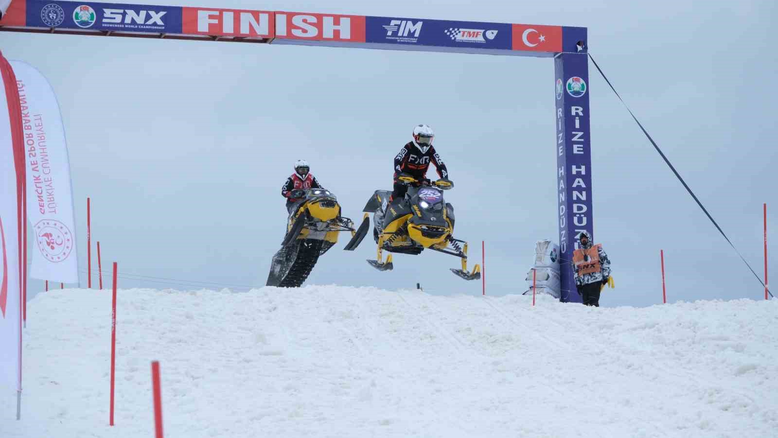 SNX Türkiye Dünya Kar Motosikleti Şampiyonası’nda ilk gün tamamlandı
SNX Türkiye Dünya Kar Motosikleti Şampiyonası’nda ilk gün tamamlandı