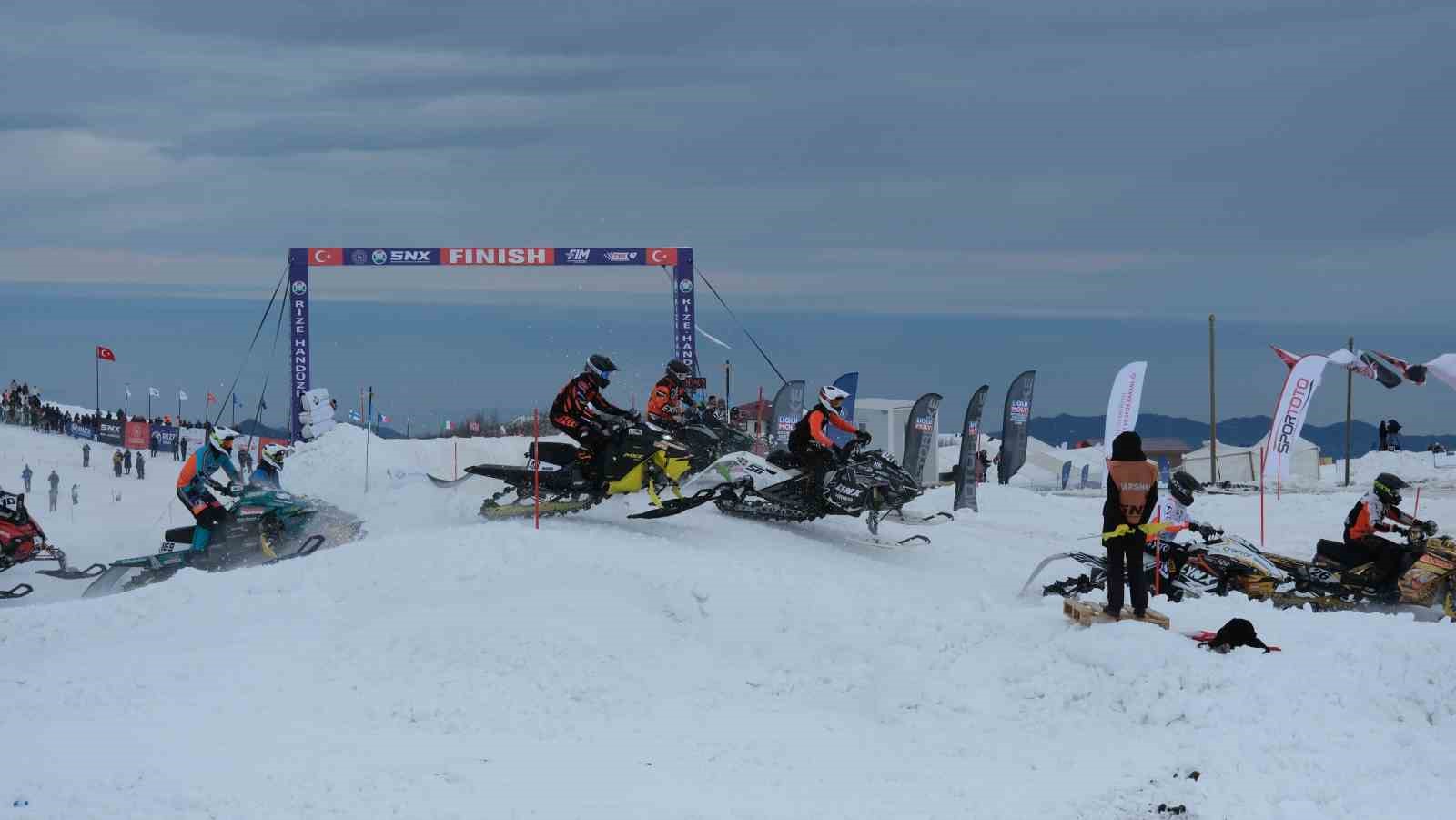SNX Türkiye Dünya Kar Motosikleti Şampiyonası’nda ilk gün tamamlandı
SNX Türkiye Dünya Kar Motosikleti Şampiyonası’nda ilk gün tamamlandı